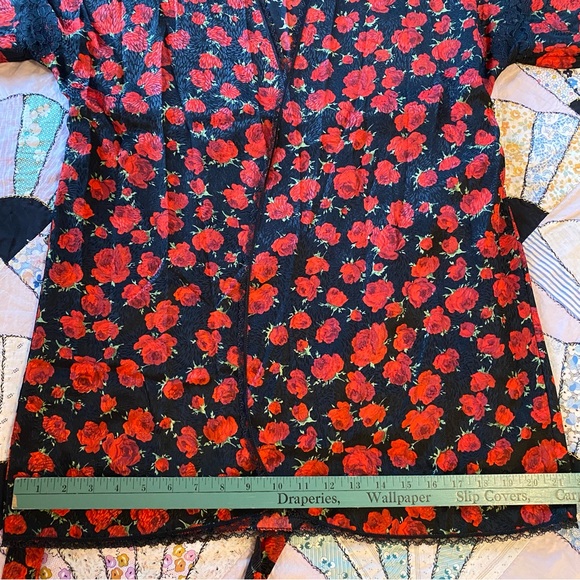 🎈SOLD 💔Vintage Robe LA II Rose Metallic Roses Beautiful Silk Robe Lace Detail - Picture 12 of 16